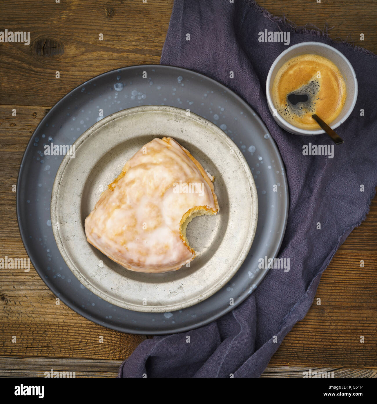 Gebissen apple Umsatz und cupof Kaffee Stockfoto