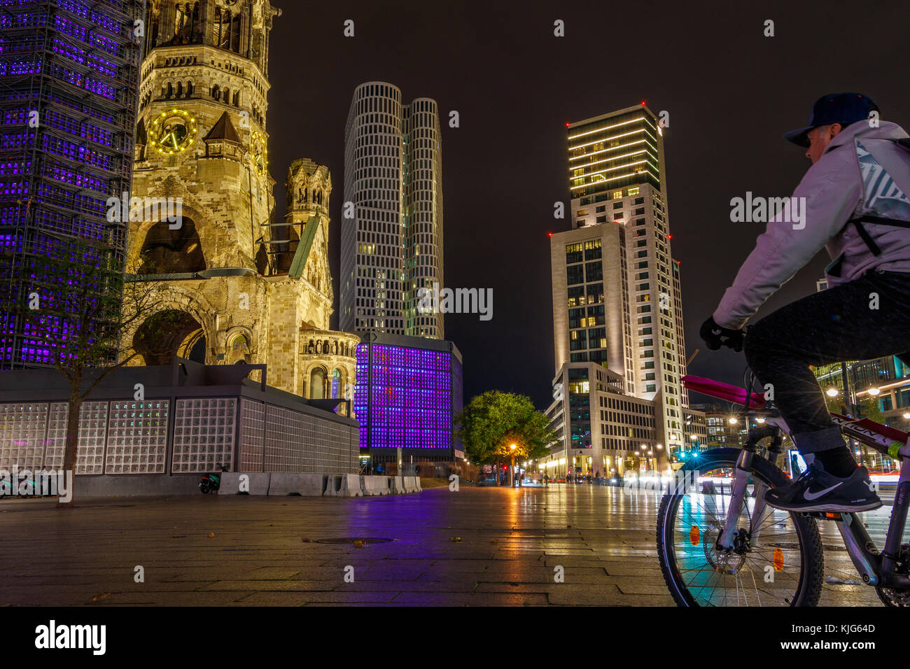 Radfahrer auf dem 1890 Kaiser-Wilhelm-Gedächtniskirche auf dem Kurfürstendamm in Berlin, Deutschland, EU. Unrestauriert als Zweiten Weltkrieg Mahn- und Gedenkstätte. Stockfoto