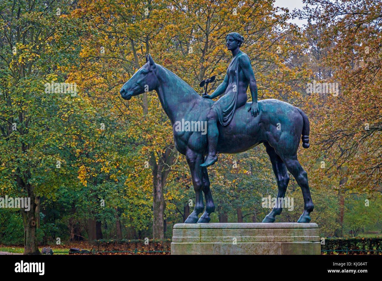 Die 1895 Amazone zu Pferde oder Amazon zu Pferd Skulptur von preußischen Bildhauer Louis Tuaillon im Tiergarten in Berlin, Deutschland, EU. Stockfoto