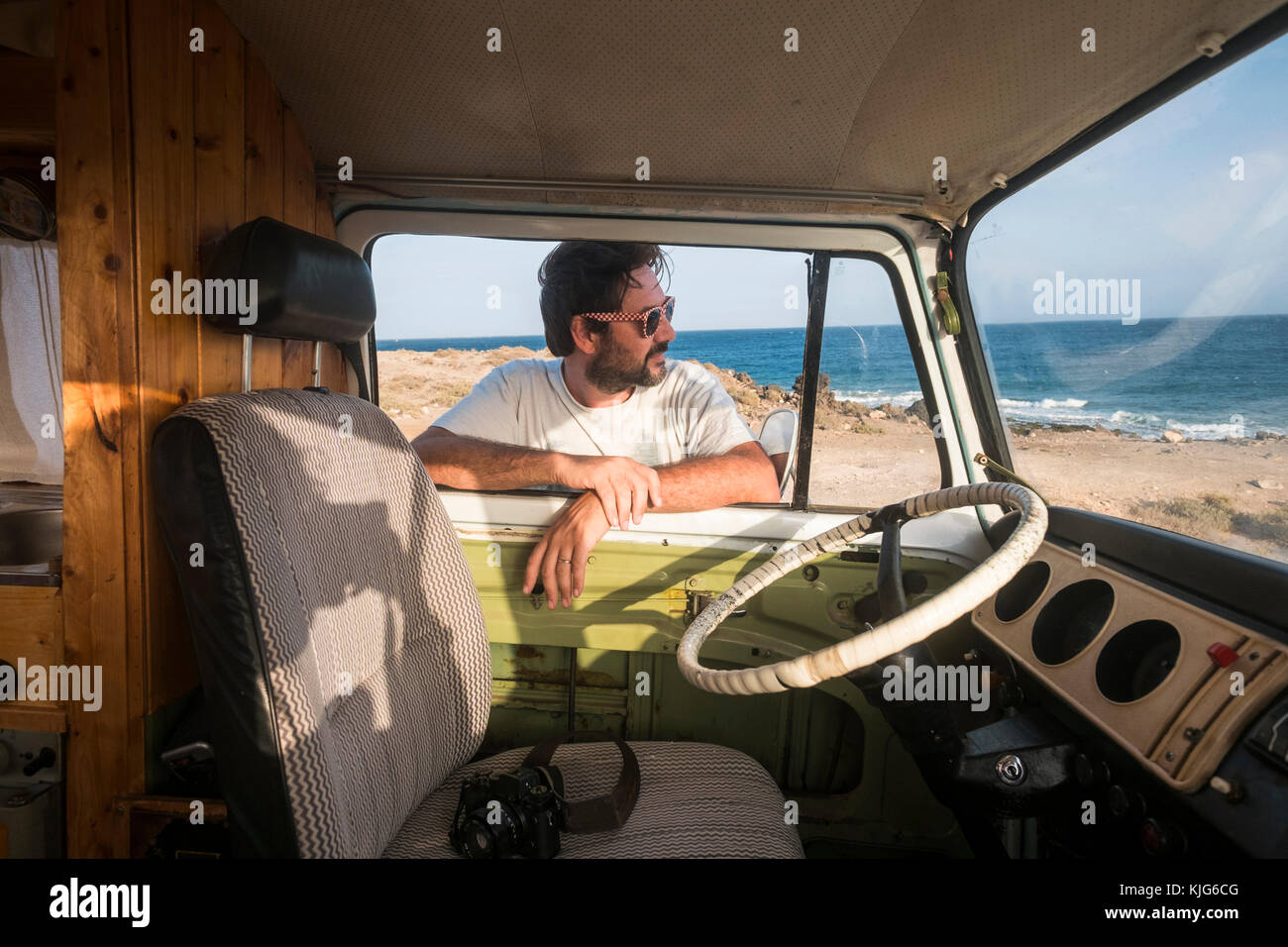 Spanien, Teneriffa, Mann lehnte sich auf dem Auto Fenster auf Distanz suchen Stockfoto