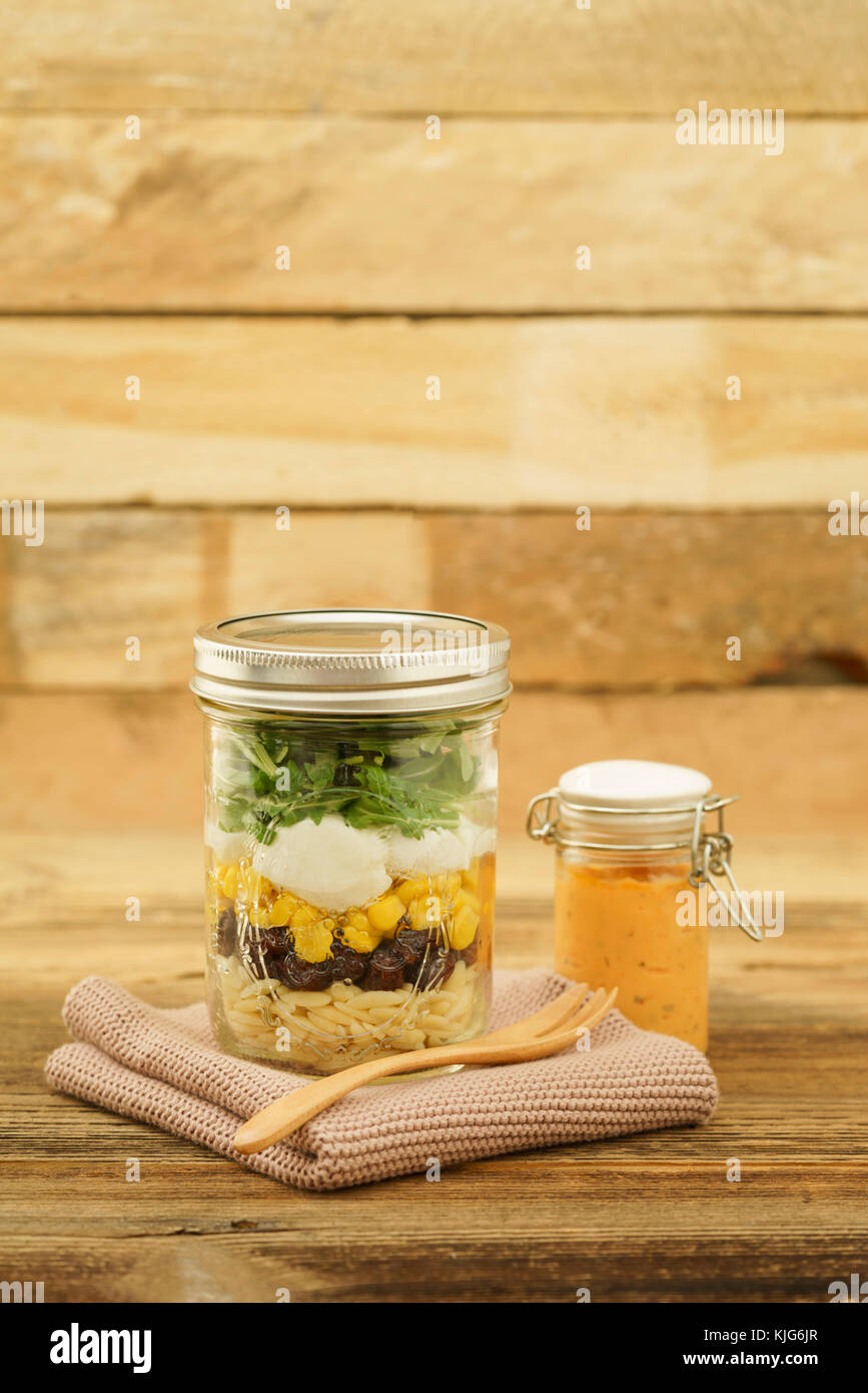 Vegetarischer salat zum mitnehmen im glas mit kritharaki -Fotos und ... Vegetarischer salat zum mitnehmen im glas mit kritharaki -Fotos und ...