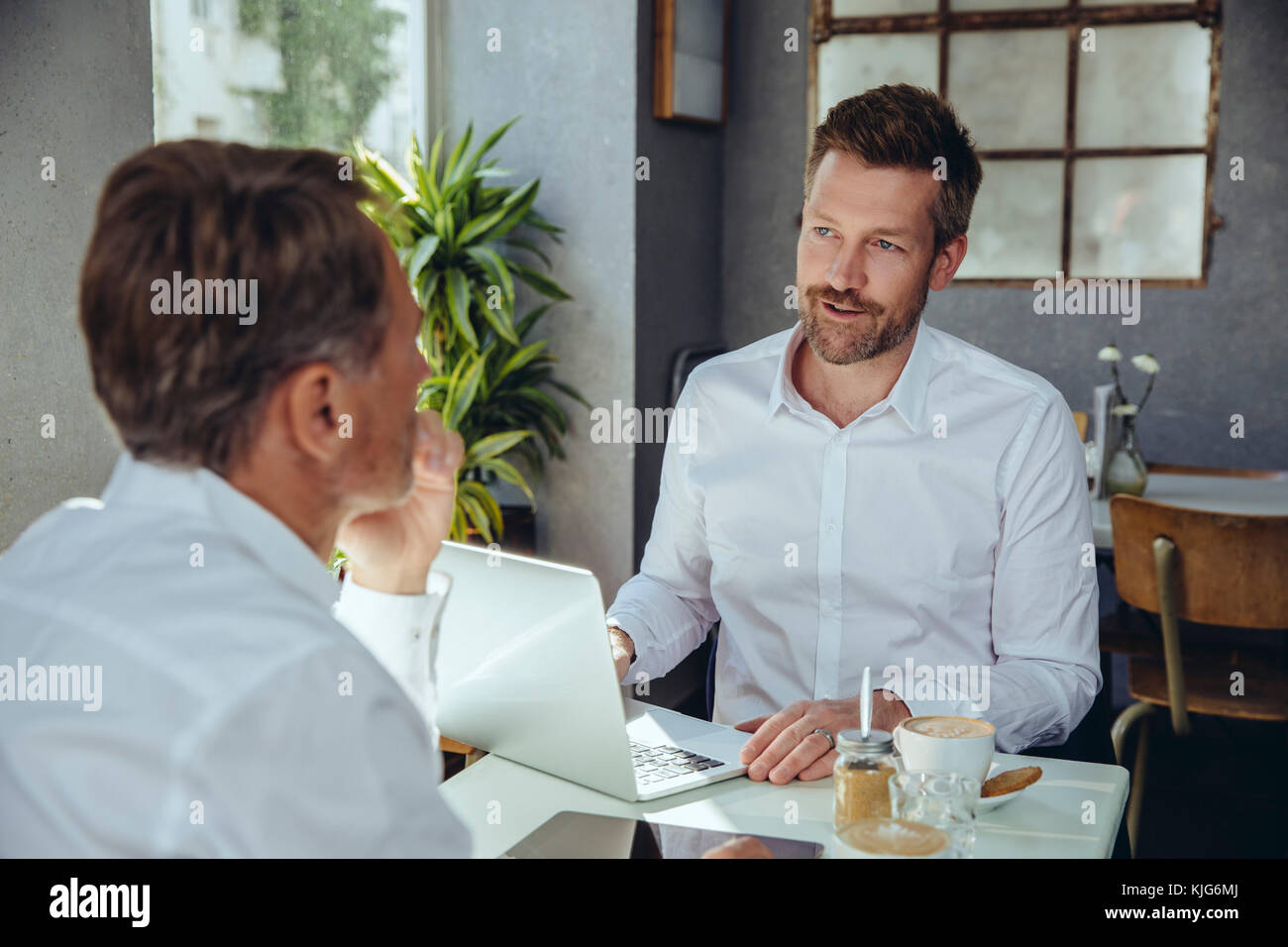 Zwei Geschäftsleute ein Treffen in einem Cafe Stockfoto