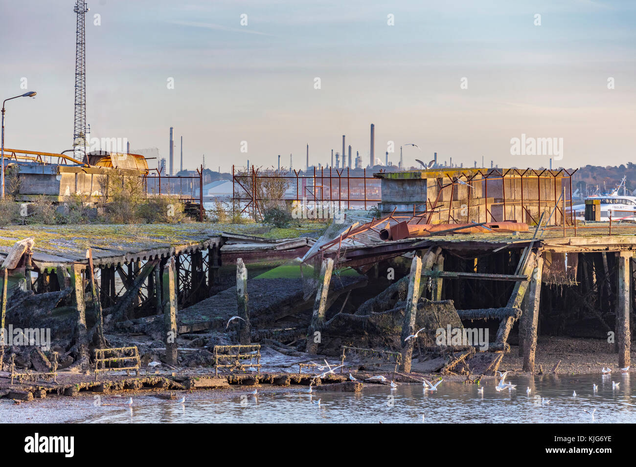 Alte Royal Pier (Victoria Pier) - fawley Raffinerie im Hintergrund, Southampton, Town Quay, Hampshire, England, Großbritannien Stockfoto