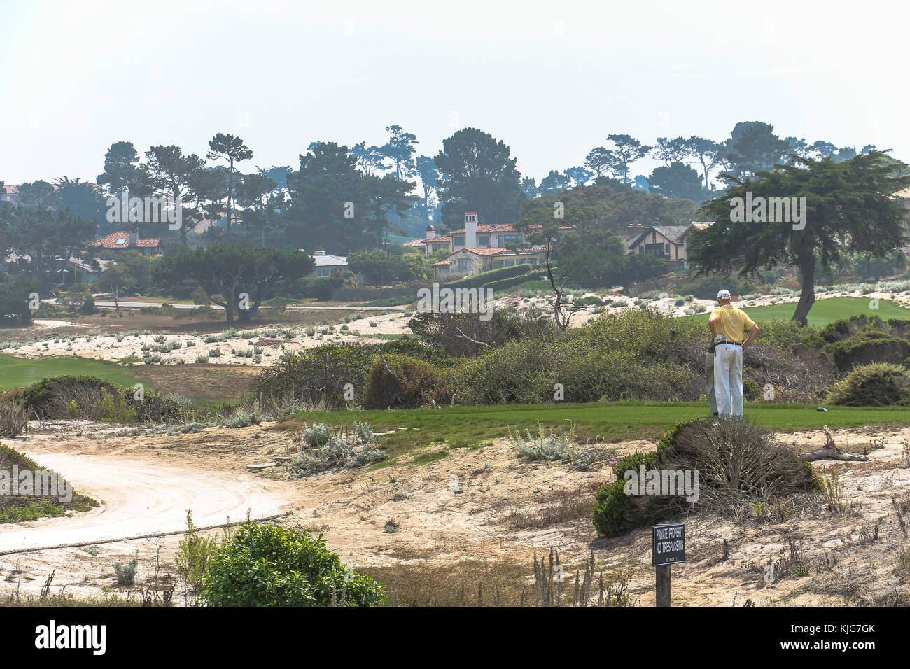 Golfplatz mit Dünen auf der Küstenstrasse in Kalifornien Stockfoto