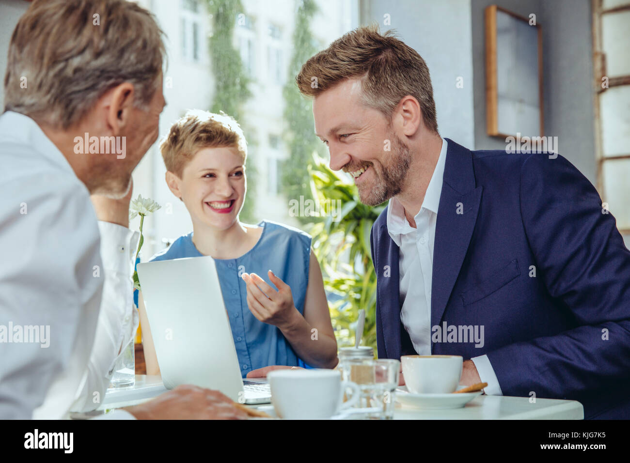 Business Leute, die ein Treffen in einem Cafe Stockfoto