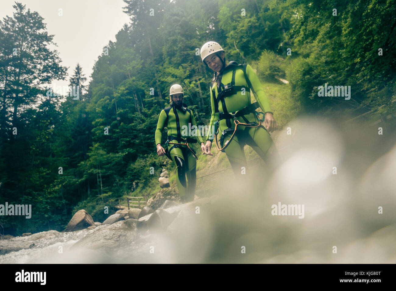 Deutschland, Bayern, Allgäu, junges Paar canyoning im Ostertal Stockfoto