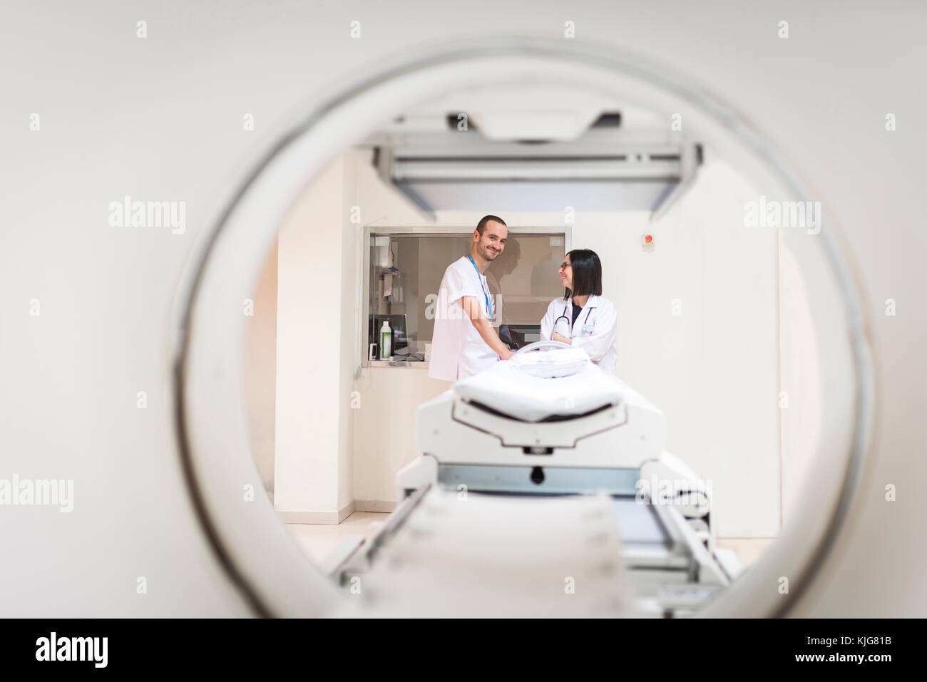Zwei Doktoren an MRT-Scanner Stockfoto