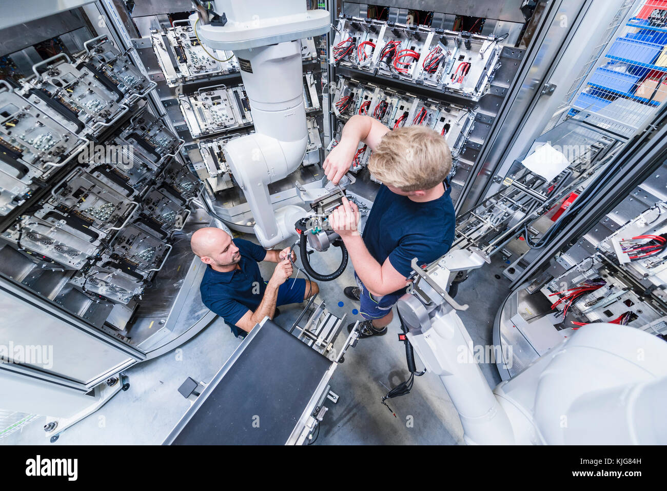 Zwei Kollegen an Industrieroboter in der modernen Fabrik arbeiten Stockfoto