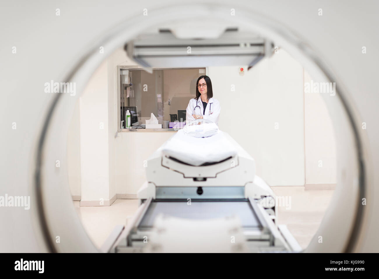 Doktor an MRT-Scanner Stockfoto