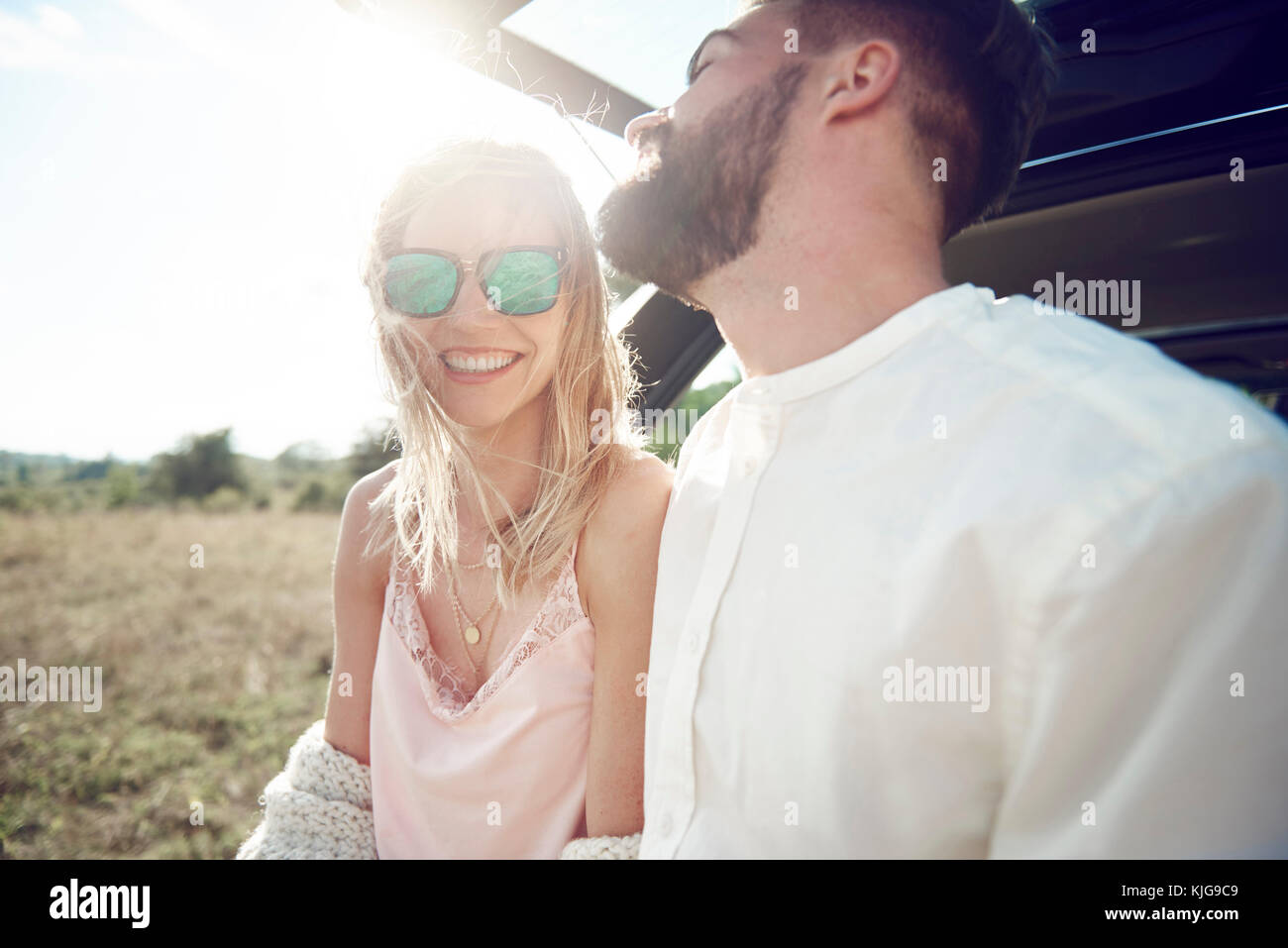 Paar in der Rückseite der offenen Auto sitzen, Krakow, Malopolskie, Polen Stockfoto