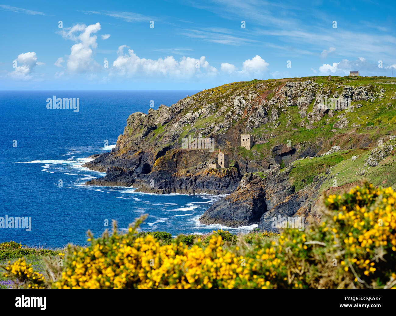 Felsküste mit Ruinen vom ehemaligen Bergwerk, Zinnmine, Botallack Mine, St Just in Penwith, Cornwall, England, Großbritannien Stockfoto