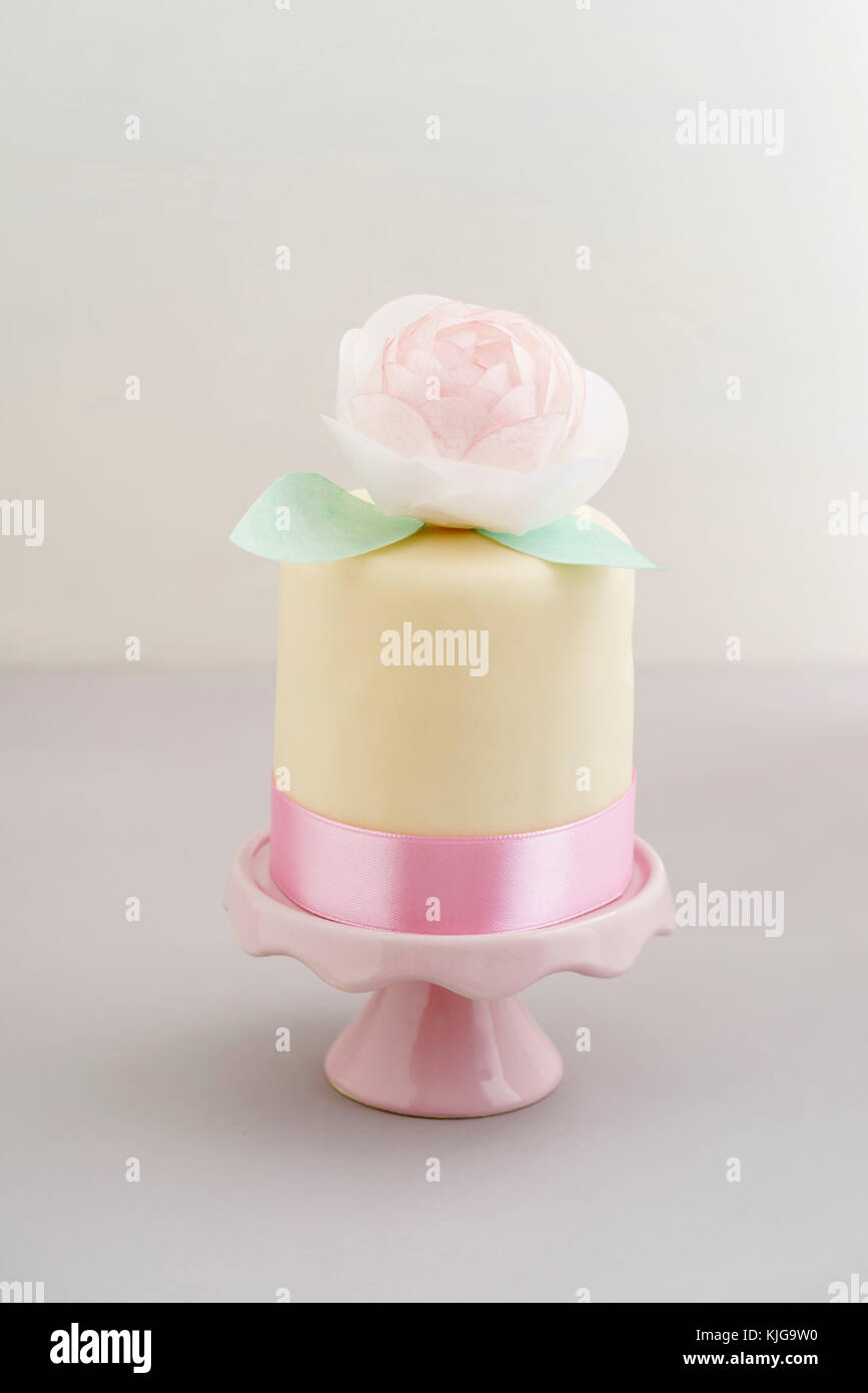 Mini Torte mit Fondant und Pfingstrose aus essbaren Papier Stockfoto