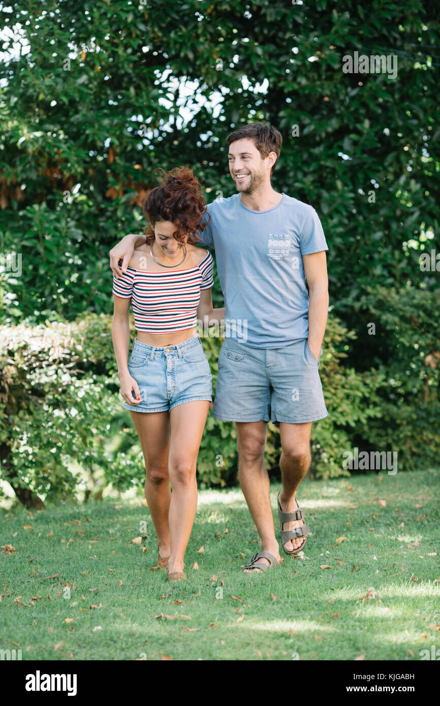 Paare, die in Liebe zu Fuß in einem Park Stockfoto