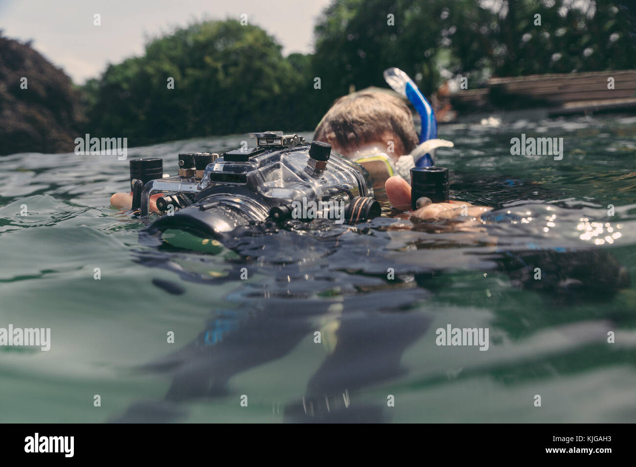 Mann mit Unterwasser DSLR-Kamera in einem See Stockfoto