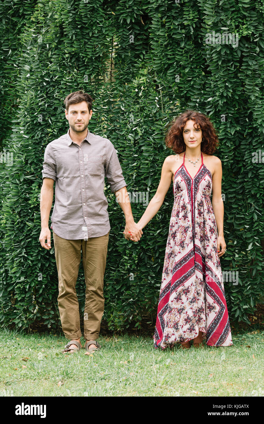 Portrait von ein paar standing Hand in Hand in einem Park Stockfoto
