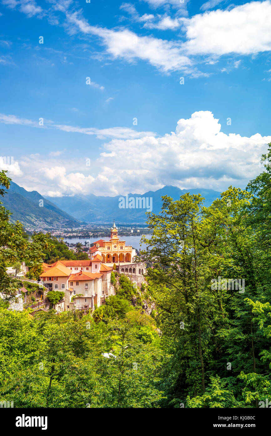 Schweiz, Orselina, Blick auf die Madonna del Sasso vor Lago Maggiore Stockfoto