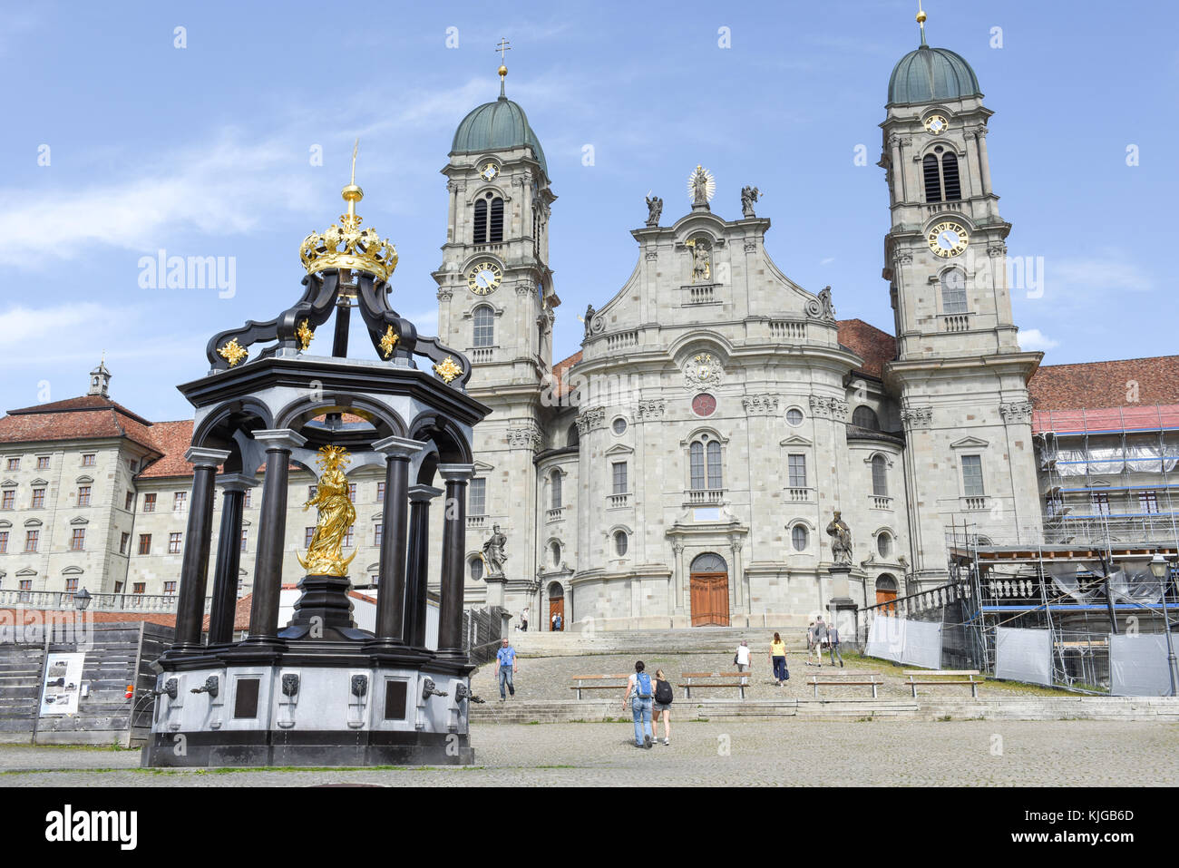 Einsedeln, Schweiz - 3 August 2017: Menschen zu Fuß vor das Kloster Einsiedeln in der Schweiz Stockfoto