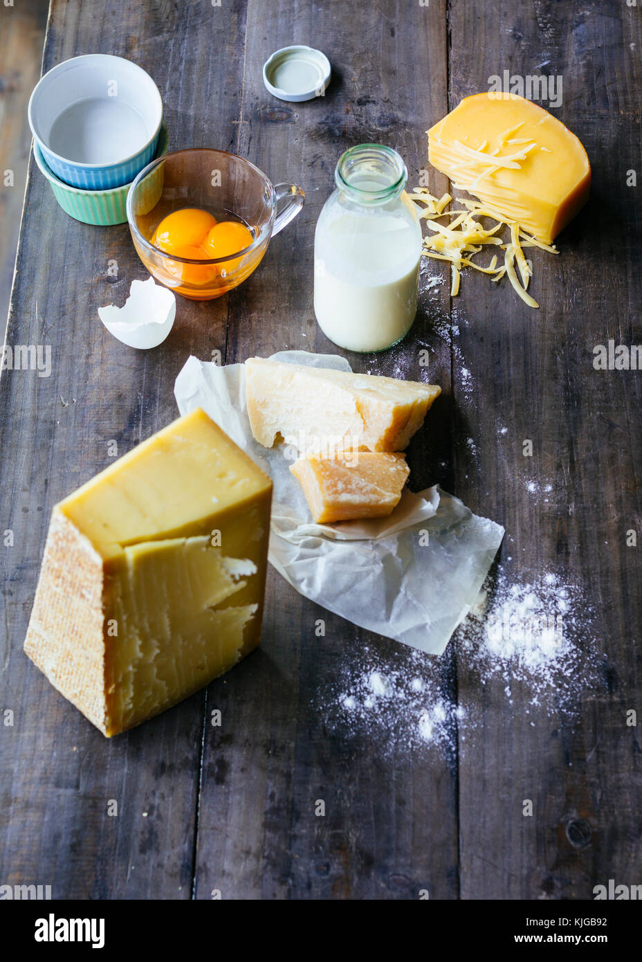 Milchprodukte auf hölzernen Tisch in der Küche. Milch, Käse und Eier. Stockfoto