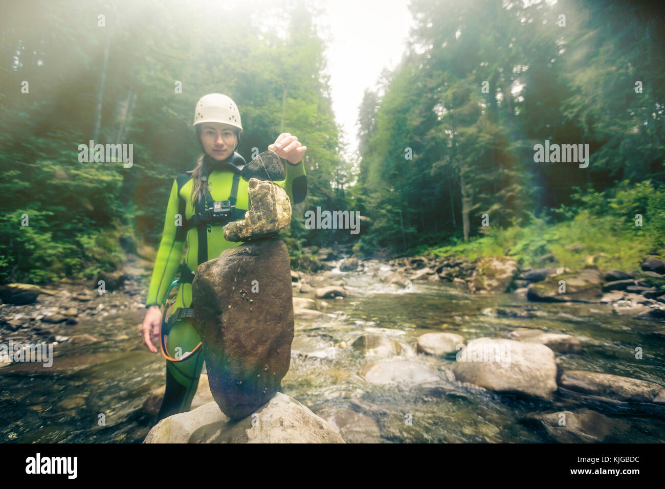 Deutschland, Bayern, Allgäu, junge Frau Gebäude Haufen Steine im Ostertal Stockfoto