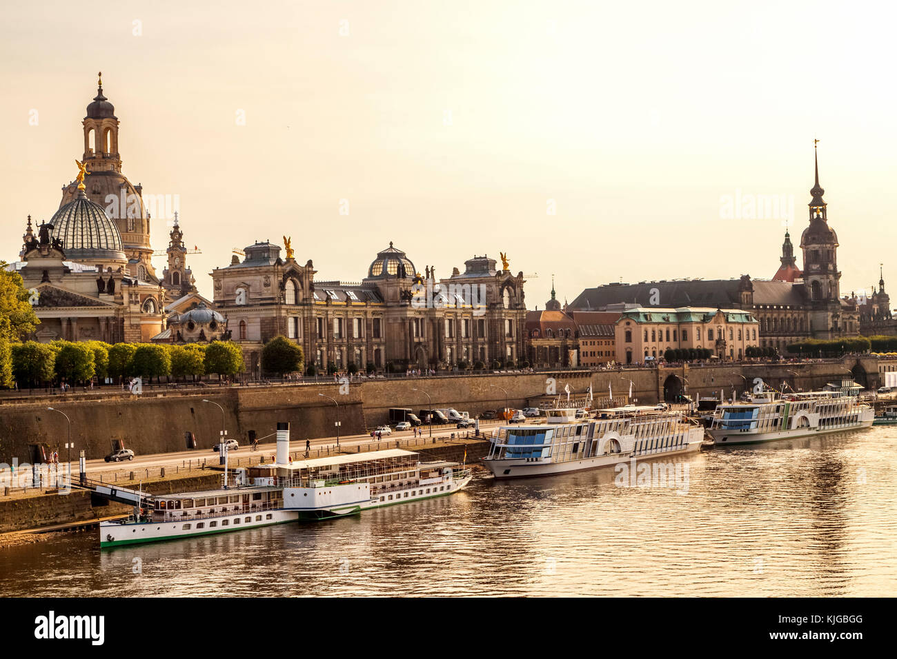 Deutschland, Dresden, der Brühlschen Terrasse mit Akademie der Bildenden Künste und Kirche Unserer Dame an der Elbe Stockfoto