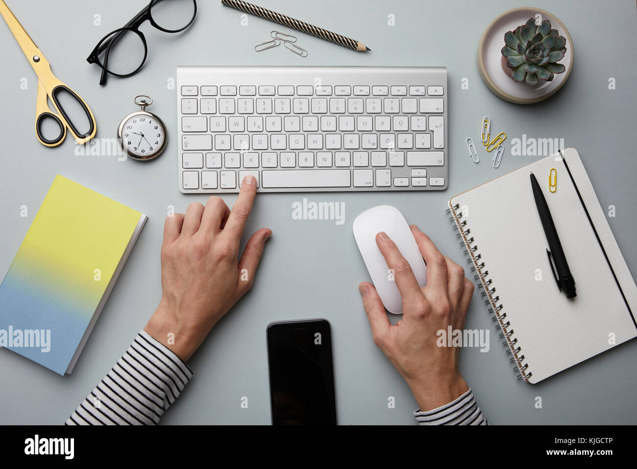 Blick von oben auf die Frau mit Computer auf dem Schreibtisch Stockfoto