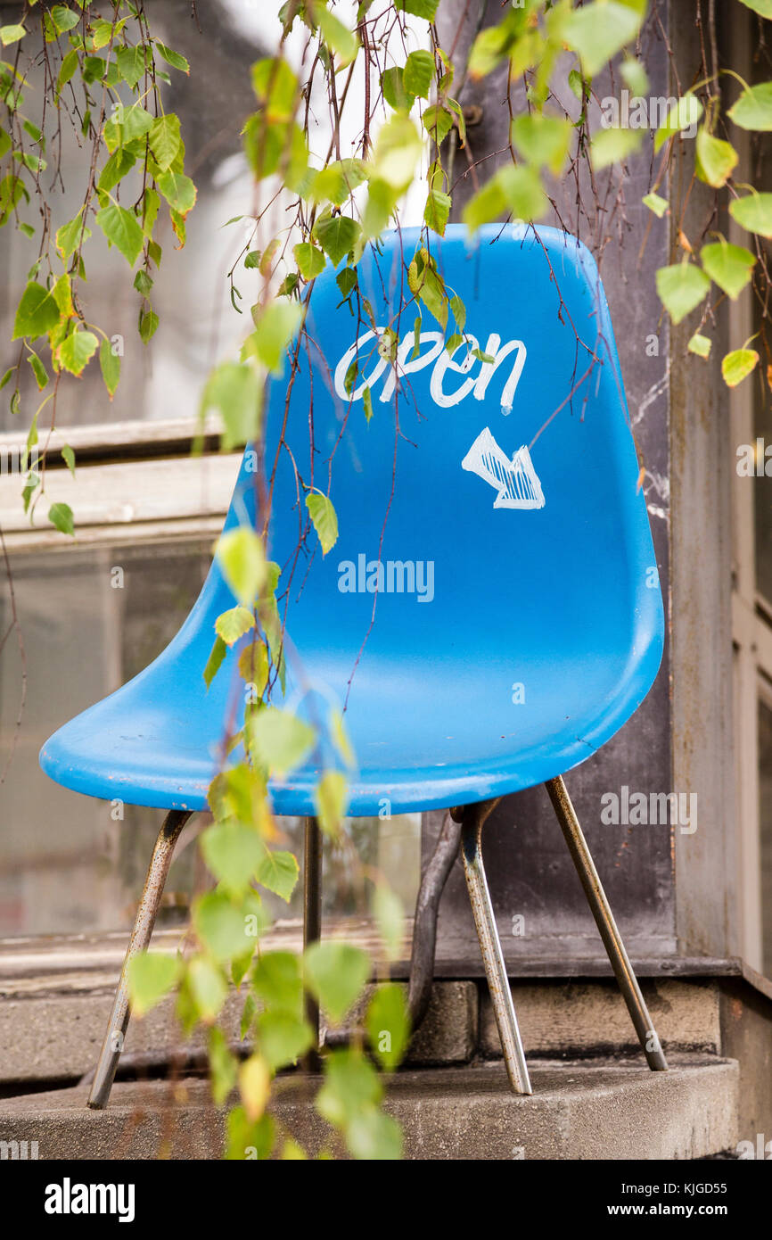 Blue vintage Stuhl mit Hinweisschild Stockfoto