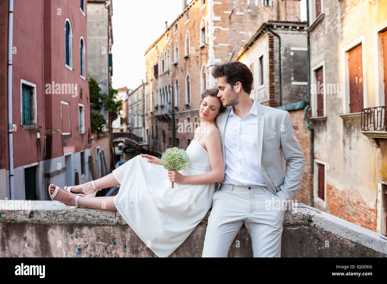 Italien, Venedig, Brautpaar auf der kleinen Brücke am Morgen Stockfoto