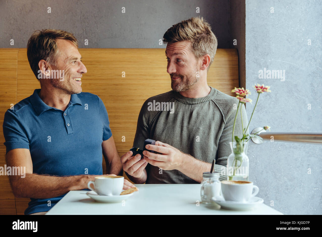 Gay Mann mit trauring Partner im Cafe Stockfoto