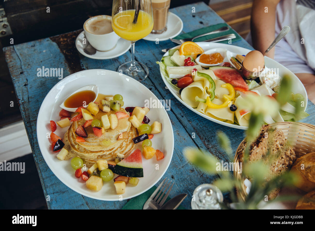 Platten mit Pfannkuchen und Obst- und vegetarisches Frühstück im Cafe Stockfoto