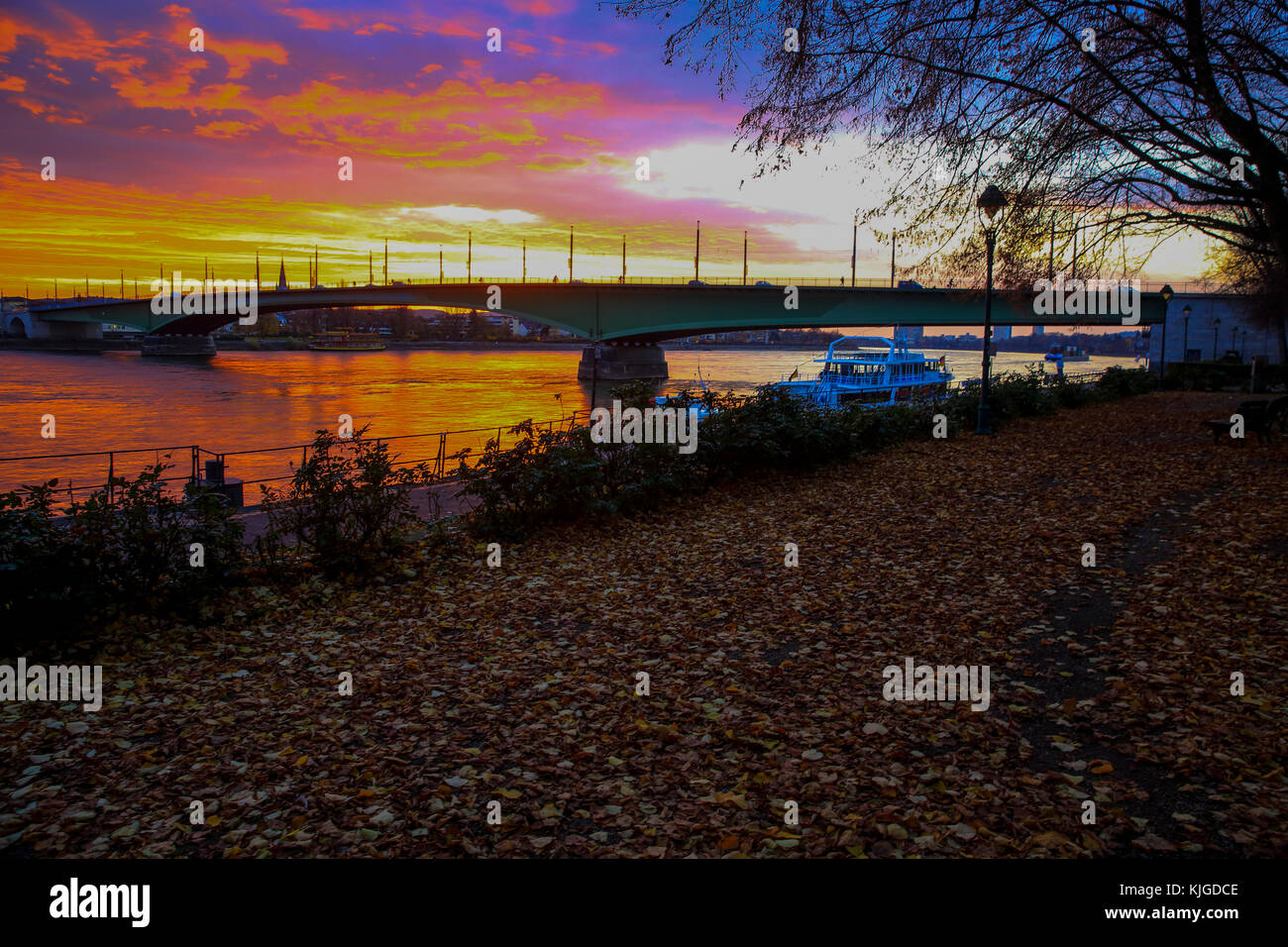 Sonnenaufgang Blick über den Rhein bei Bonn Stadt in Deutschland. Stockfoto