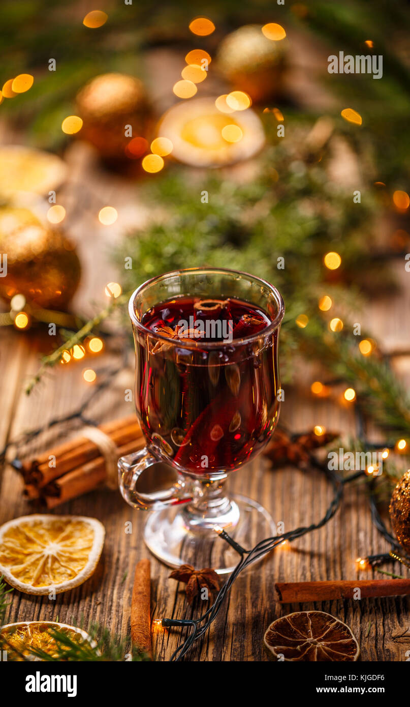 Glühwein und Weihnachten Dekoration auf Holz- Hintergrund Stockfoto