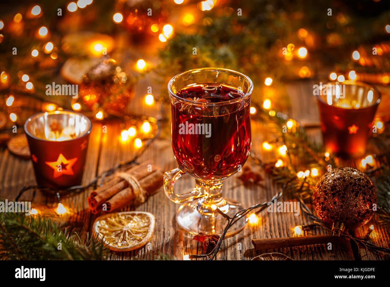 Weihnachten Zusammensetzung mit Glühwein und Weihnachtsschmuck Stockfoto