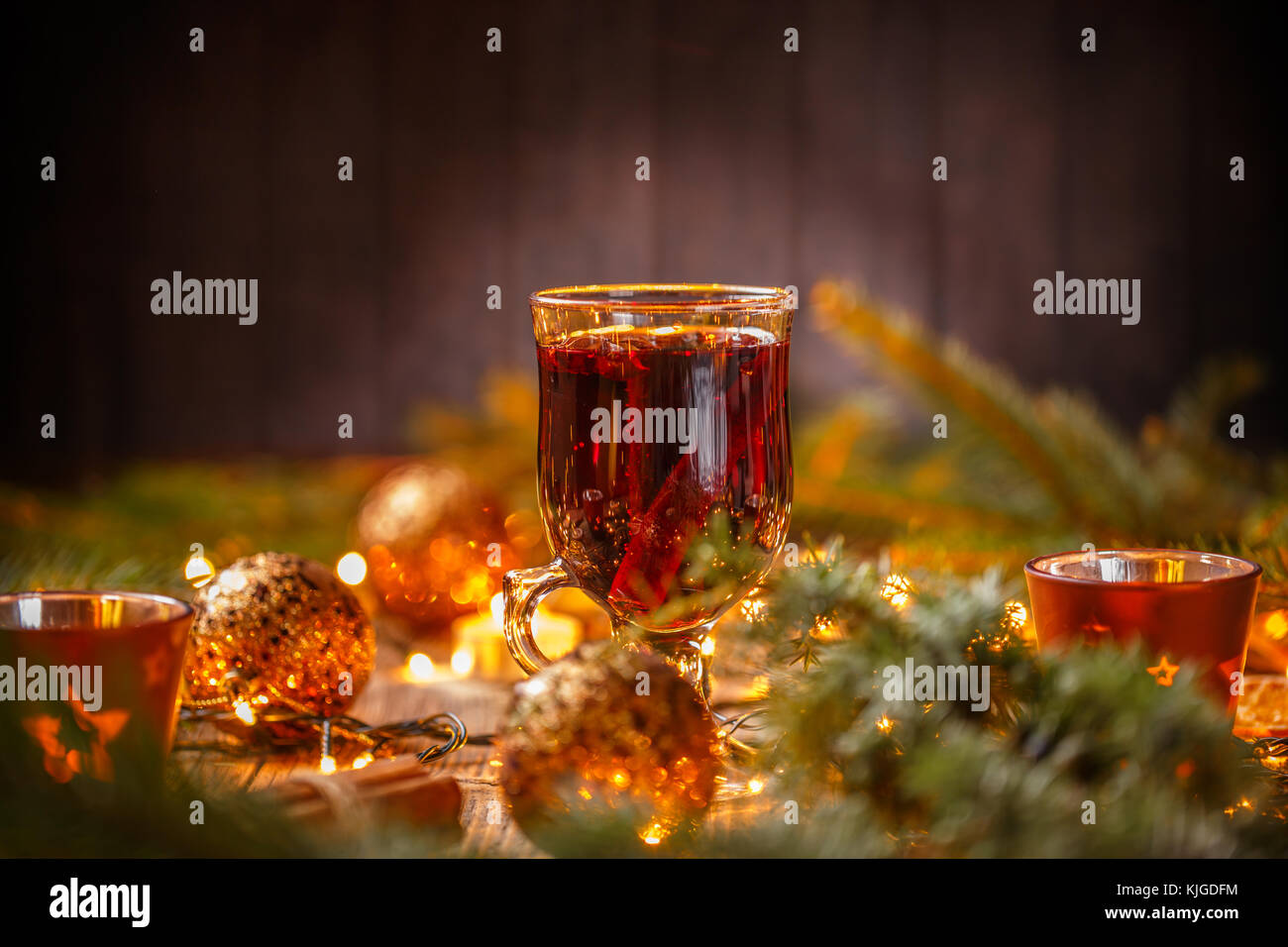 Warme rote Glühwein im Glas auf Weihnachten Hintergrund Stockfoto