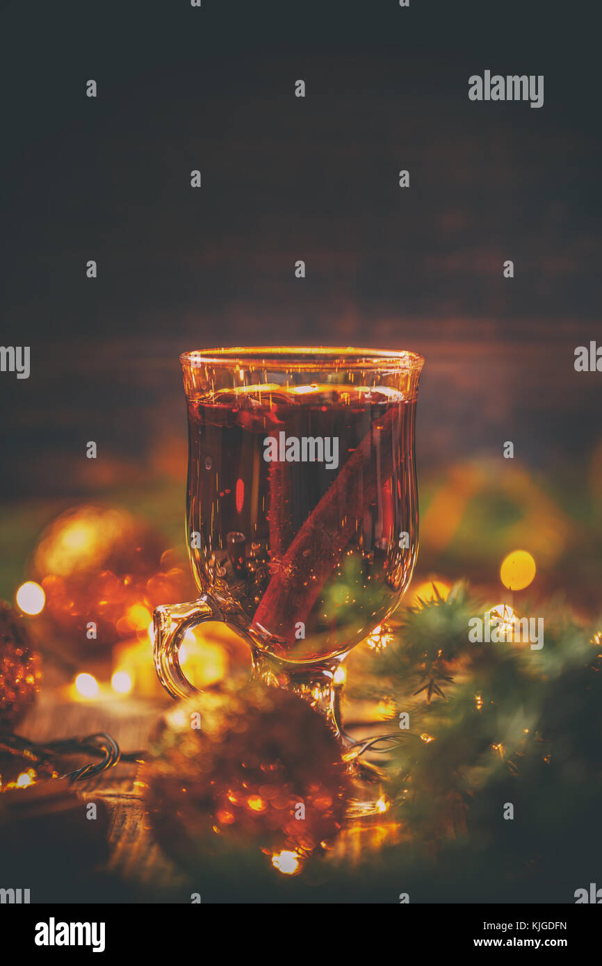 Heiße weihnachten Tee mit Gewürzen: Zimt und Sternanis auf Weihnachten Hintergrund Stockfoto