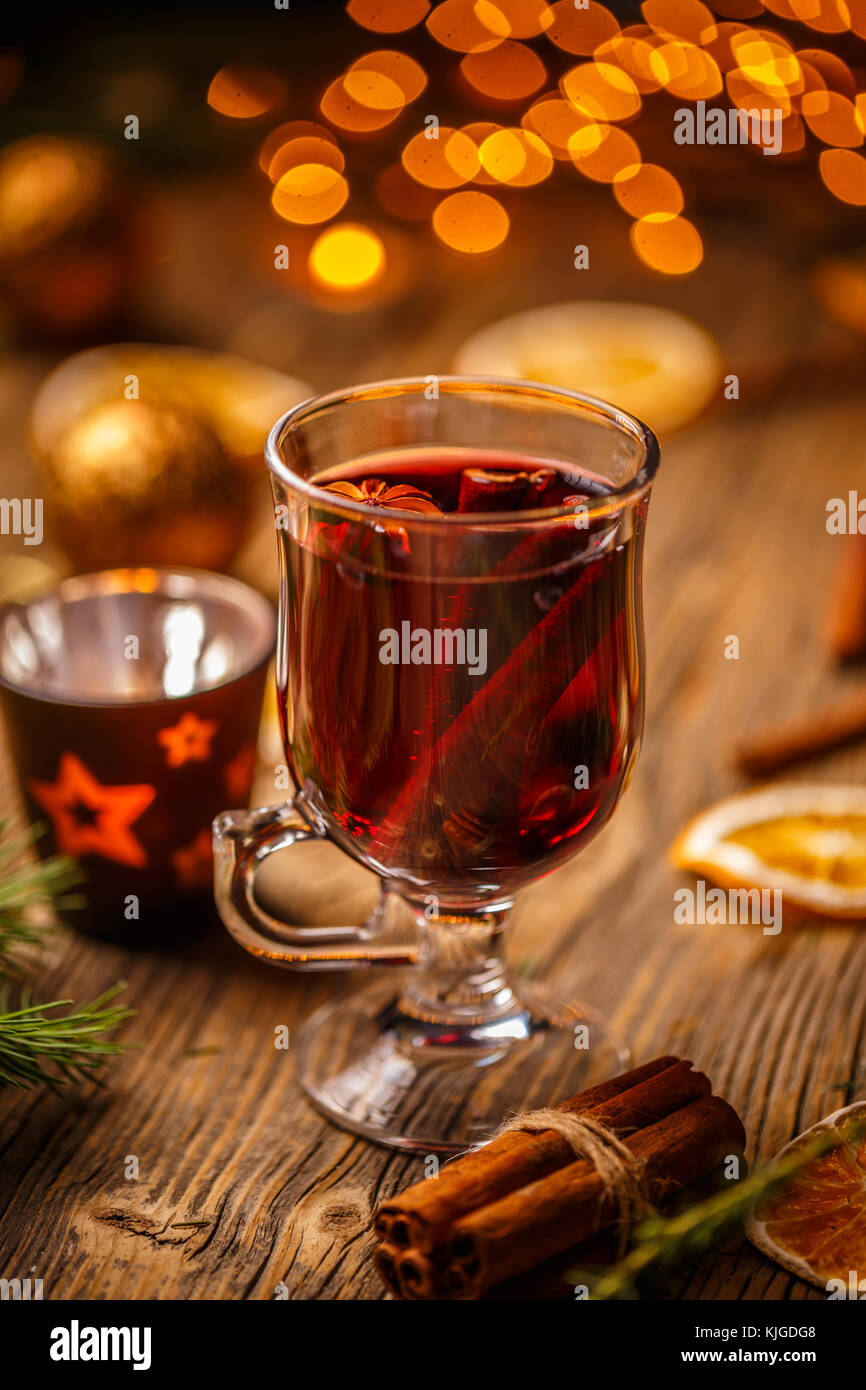 Weihnachten heißer Glühwein mit Zimt und Anis Stockfoto