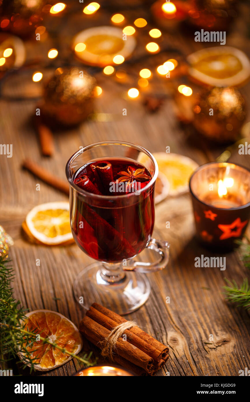Glas mit Glühwein auf Weihnachten Hintergrund Stockfoto
