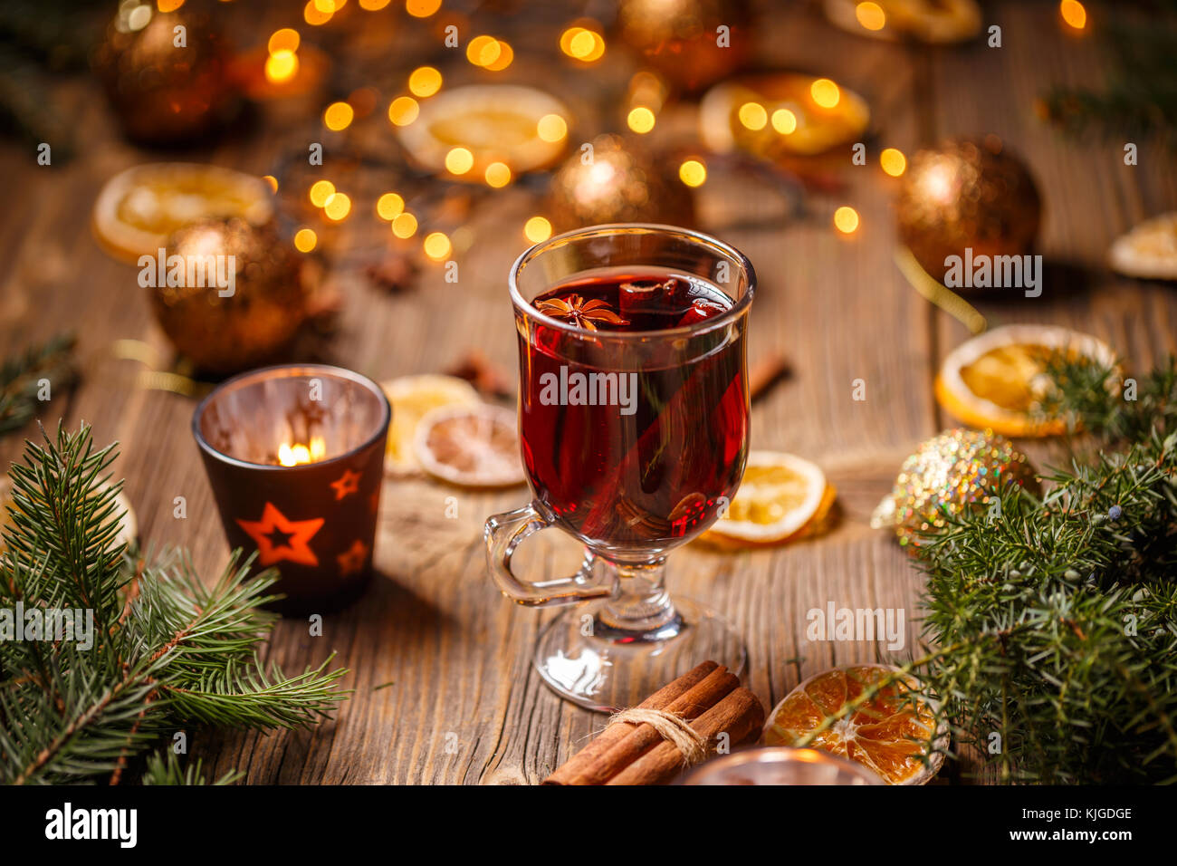 Weihnachten Glühwein mit Zimt, getrocknete Orangenscheiben und Sternanis Stockfoto