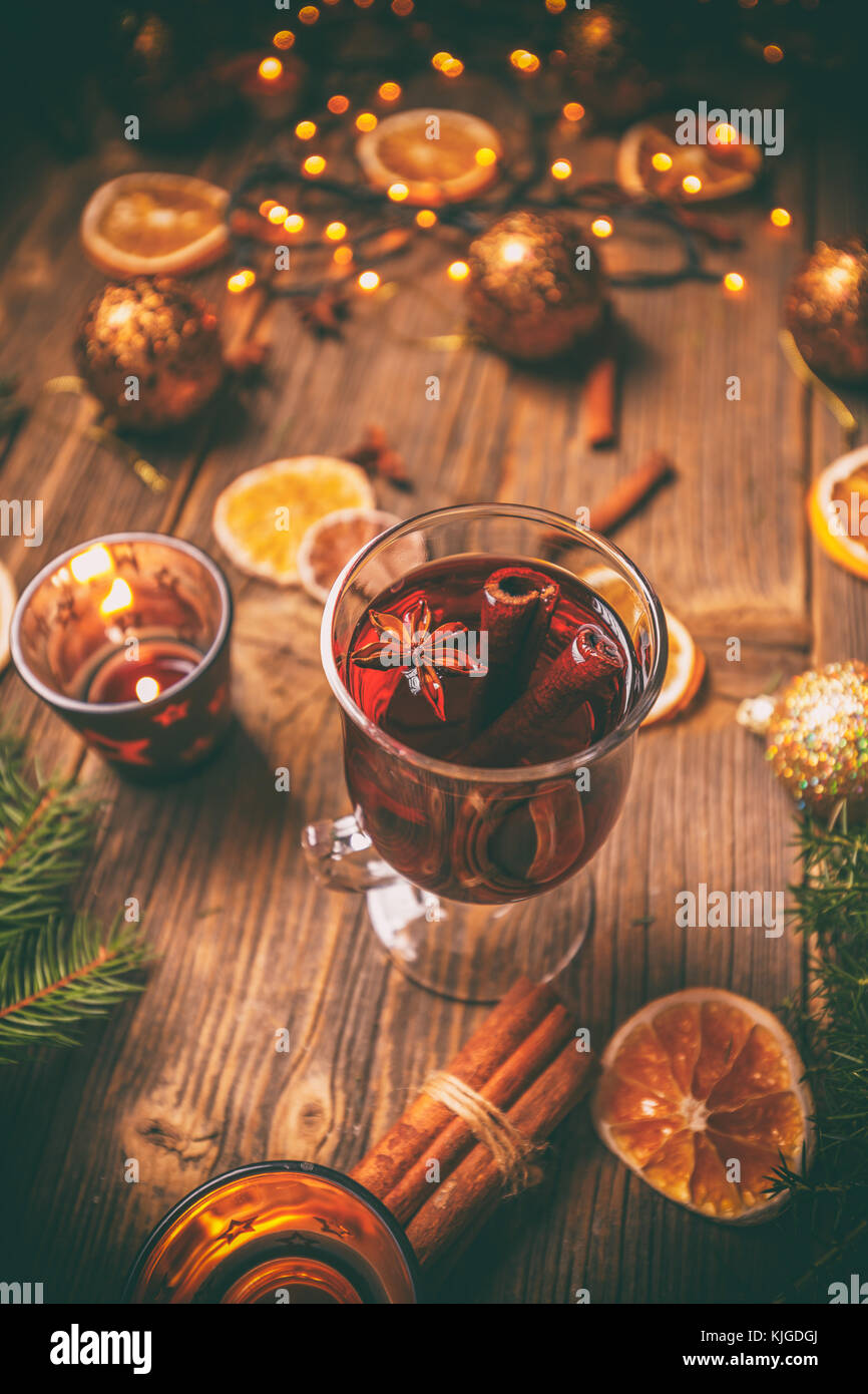 Weihnachten Zusammensetzung mit Glühwein auf Weihnachten Hintergrund Stockfoto