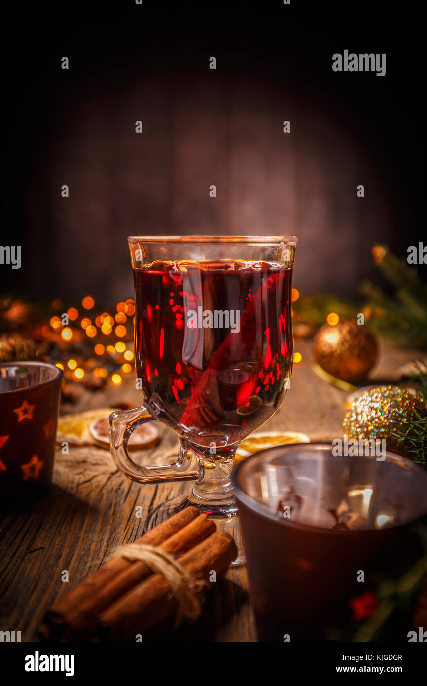 Weihnachten Glühwein auf rustikalen Holztisch Stockfoto