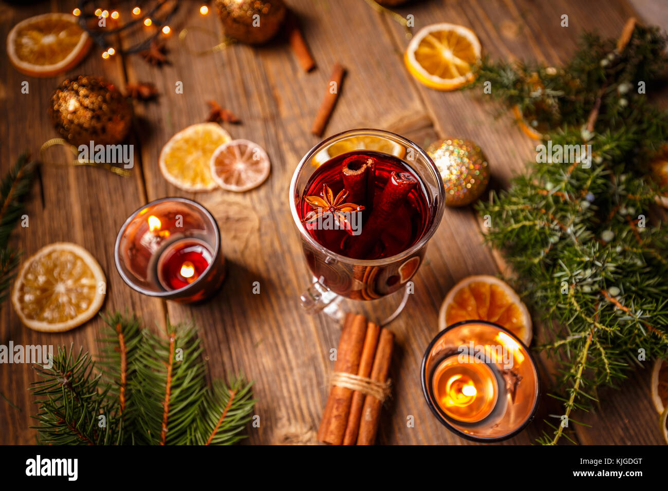 Heißer Glühwein trinken mit Zimt, Anis und andere Gewürze in ein Glas Schale zwischen Fir Tree Branches Stockfoto