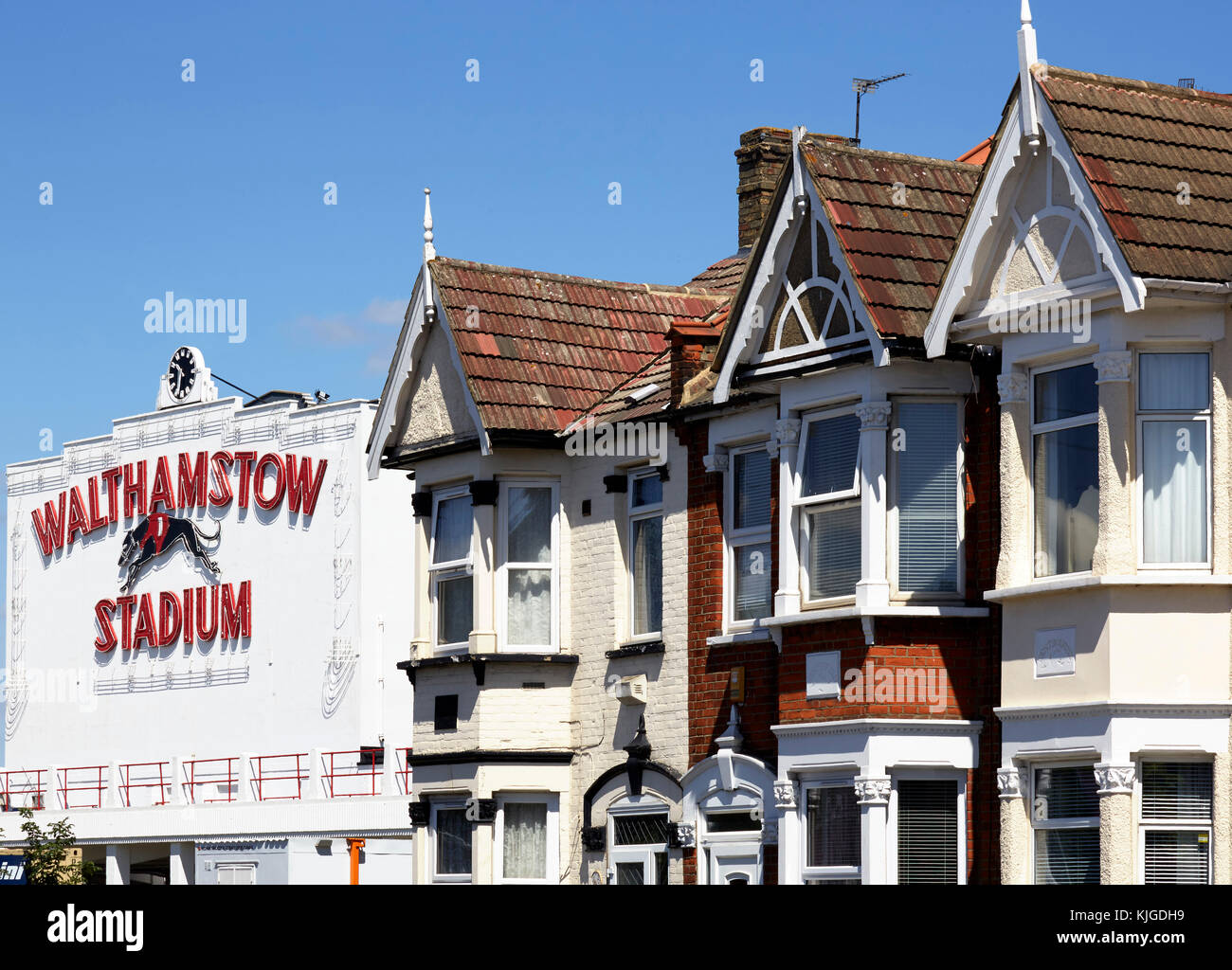 Kontextbezogene Ansicht des Stadions neben viktorianischen Gehäuse. Walthamstow Stadium Gehäuse Entwicklung, Walthamstow, Vereinigtes Königreich. Architekt: Conran und Stockfoto