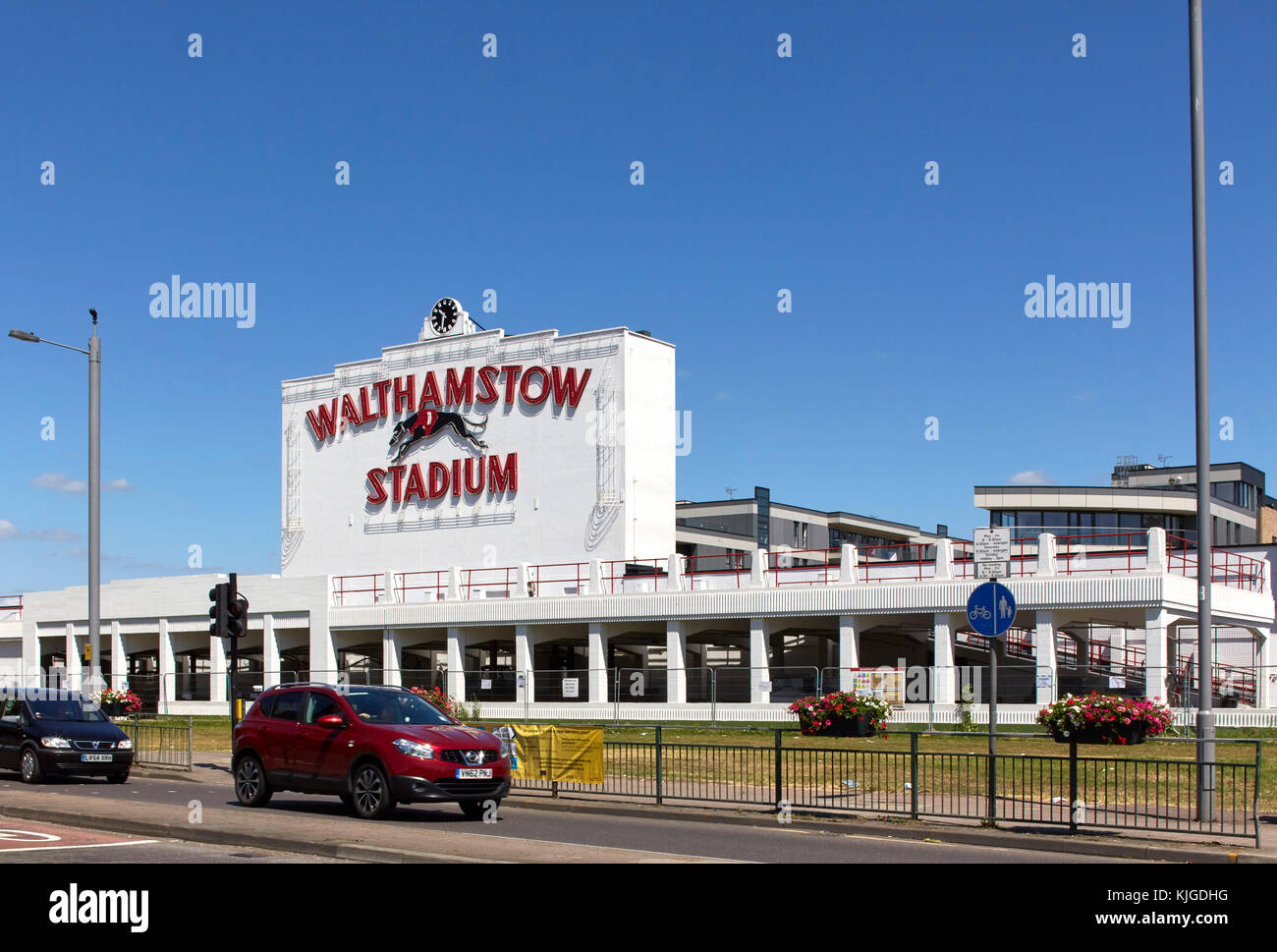 Ansicht von der Straße mit iconic Walthamstow Stadion anmelden. Walthamstow Stadium Gehäuse Entwicklung, Walthamstow, Vereinigtes Königreich. Architekt: Conran und Partn Stockfoto