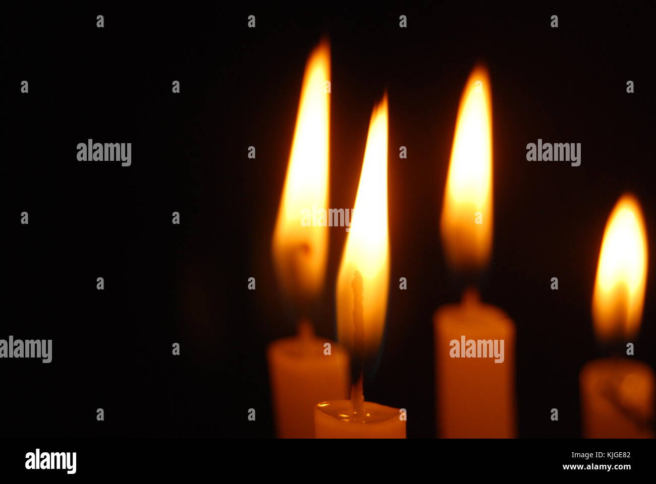 Unsere Seele ist wie die zündete Kerze. Warm, hell und gefährlich... es liegt an uns, ob wir brennen, bis es schmilzt, oder einfach nur explodieren und ein Rauch sein wollen Stockfoto