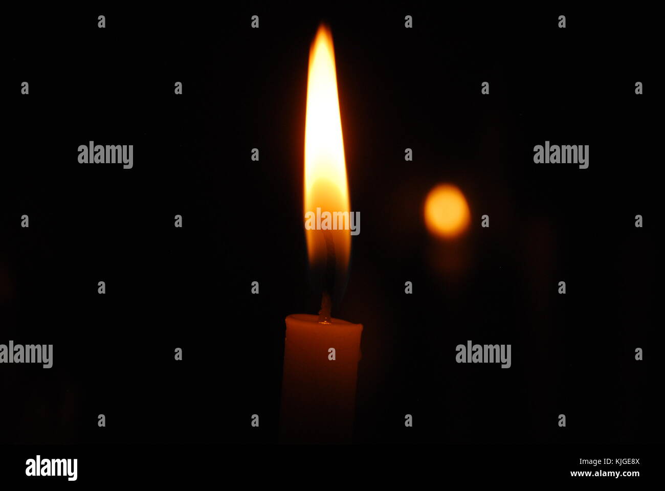 Unsere Seele ist wie die zündete Kerze. Warm, hell und gefährlich... es liegt an uns, ob wir brennen, bis es schmilzt, oder einfach nur explodieren und ein Rauch sein wollen Stockfoto