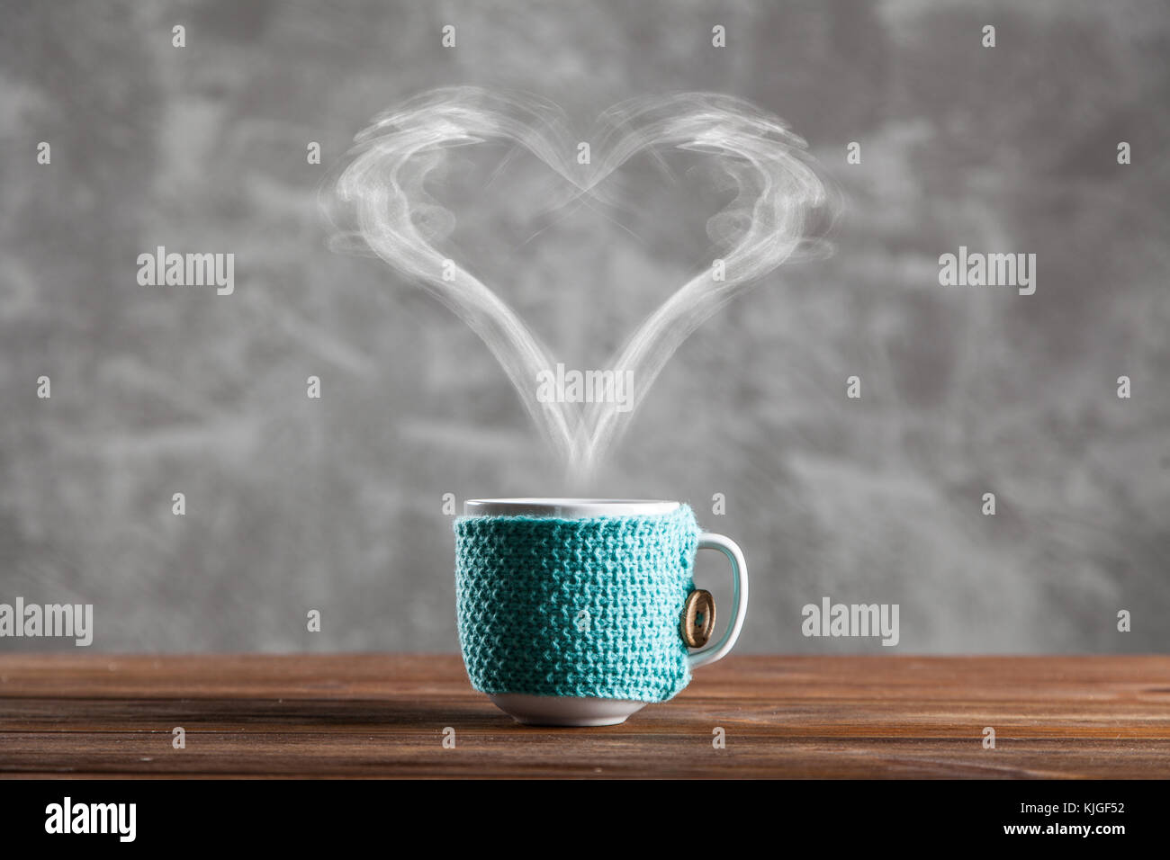 Tasse Kaffee mit einem Herzförmigen Dampf Stockfoto