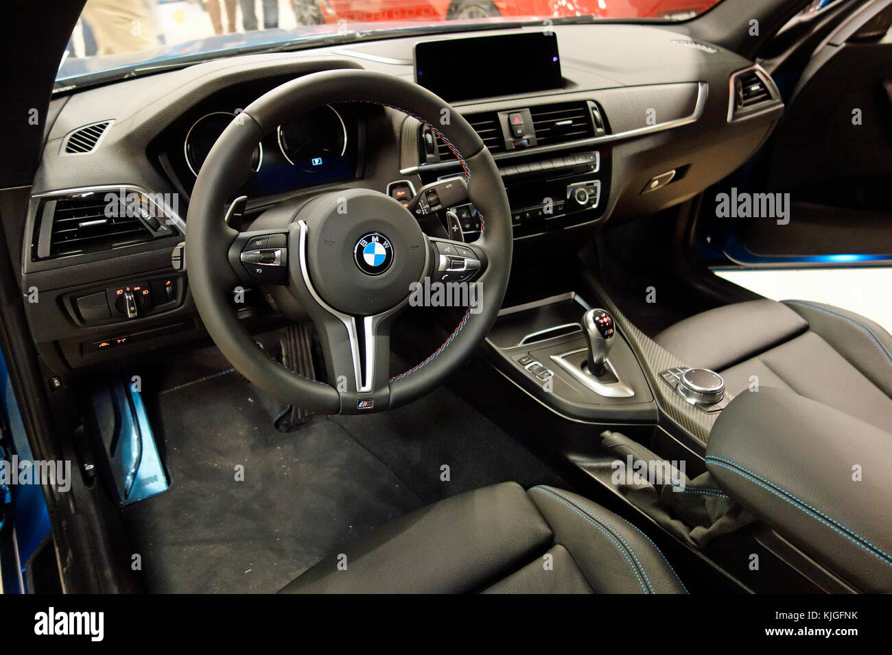 Lenkrad, Armaturenbrett und Innenraum eines 2018 BMW M2 Automobils Stockfoto