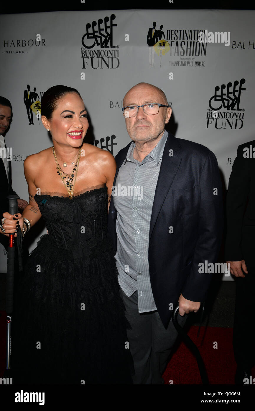 BAL HARBOUR, FL - 05. MÄRZ: Rocklegende Phil Collins scheint Schmerzen zu haben, als er mit Ehefrau Orianne Collins einen weiteren roten Teppich in Miami herunterhobbelt. beide sehen schmerzhaft aus, als sie sich mit Hilfe von Stangen den Teppich hinunter bewegen, während sie den Buoniconti Fund besuchen, um Lähmungen zu heilen am 5. März 2016 in Miami (Florida): Phil Collins, Orianne Collins Stockfoto