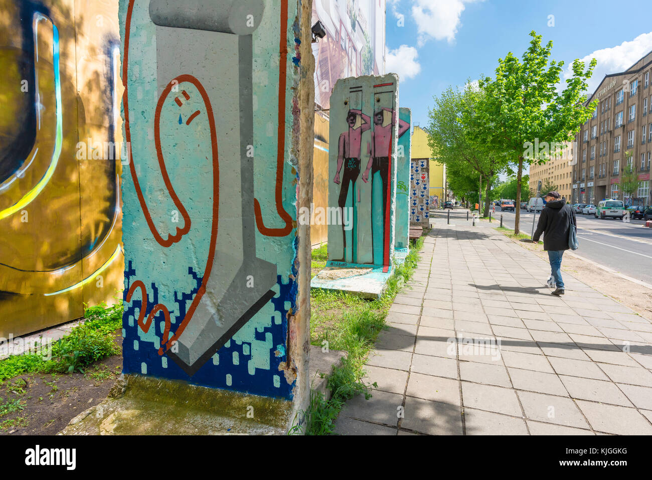 Berliner Mauer Kreuzberg, Ansicht einer farbenfrohen Ausstellung von Teilen der demontierten Berliner Mauer im Bezirk Kreuzberg in Berlin, Deutschland. Stockfoto