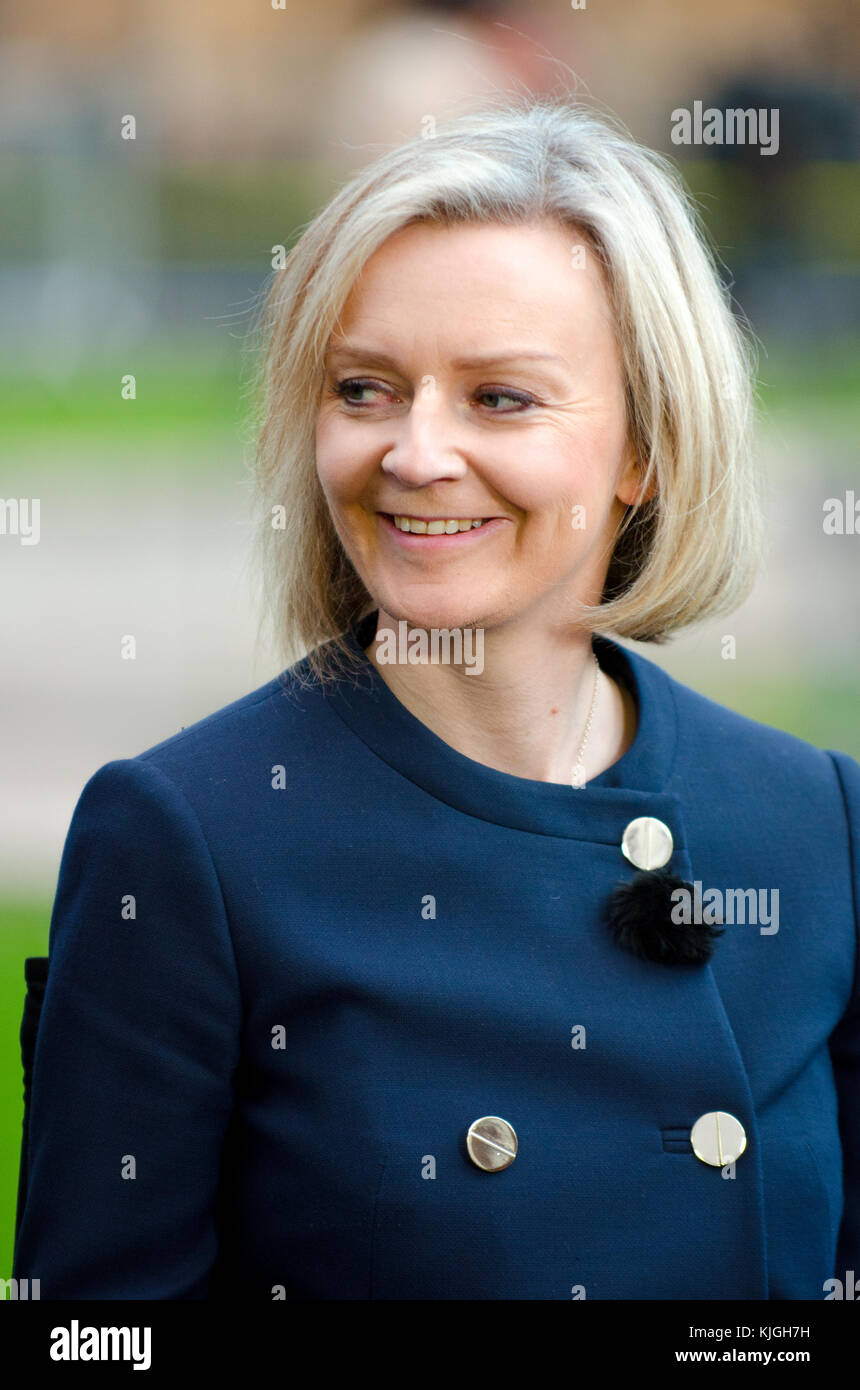 Liz Truss MP (Con; Chief Secretary, Schatzamt) auf College Green, Westminster, Philip Hammonds Budget zu diskutieren, 22. Nov 2017 Stockfoto