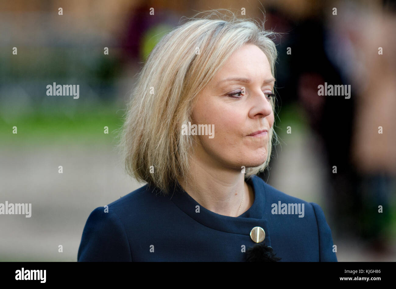 Liz Truss MP (Con; Chief Secretary, Schatzamt) auf College Green, Westminster, Philip Hammonds Budget zu diskutieren, 22. Nov 2017 Stockfoto